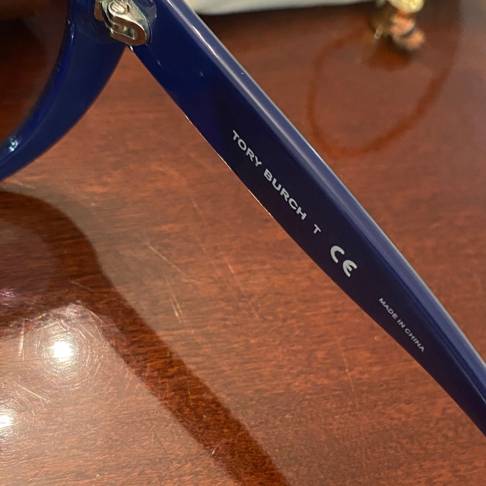 Stylish Blue and White Geometric Sunglasses - Picture 2 of 8
